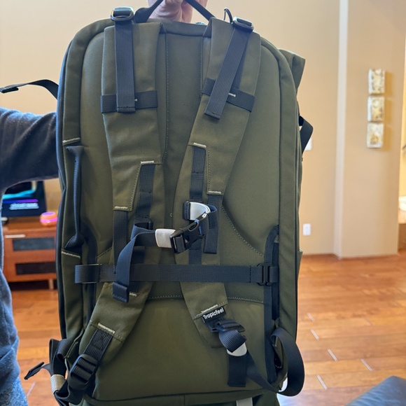 Tropic Feel Shell Backpack Cypress Green and FidLock® Toiletry Cypress Green - Picture 7 of 12